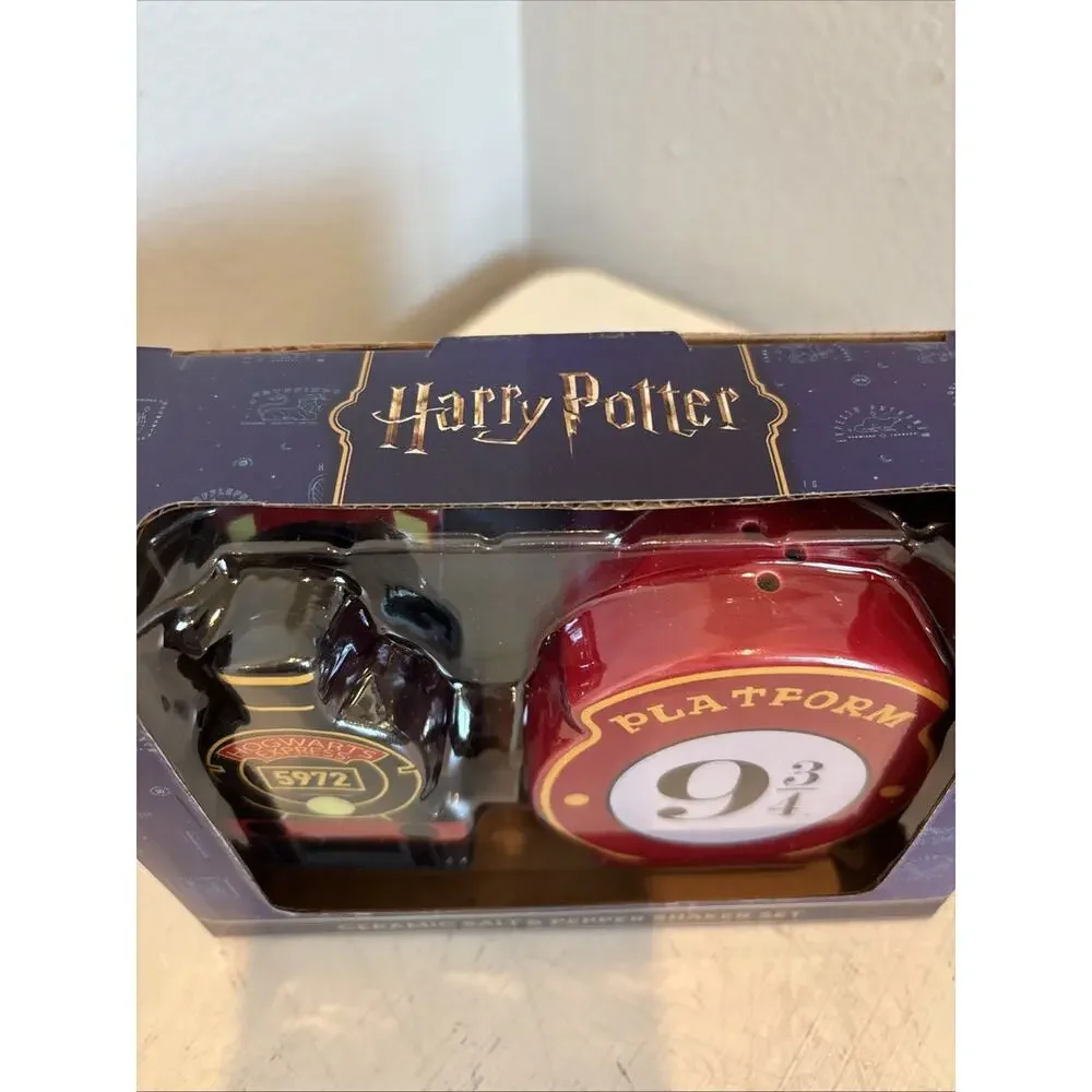 Harry Potter Hogwarts Express & Platform 9 3/4 Ceramic Salt & Pepper Shaker Set